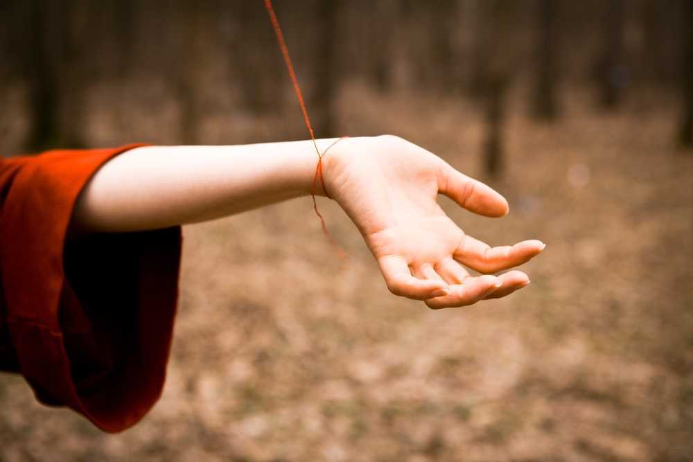 წითელი და ფერადი ძაფები მაჯაზე – დამცავი თილისმები